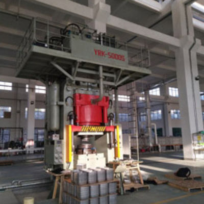 เครื่องพิมพ์ไฮดรอลิกที่มีล่างคู่และจําลอง die-casting รูปทรงสายเหล็กล่อบนถังน้ํามัน