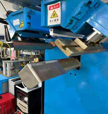 เครื่องเชื่อม CNC สำหรับตะเข็บแนวตั้งและมุมด้านล่าง - เครื่องเชื่อมแบบพิเศษ